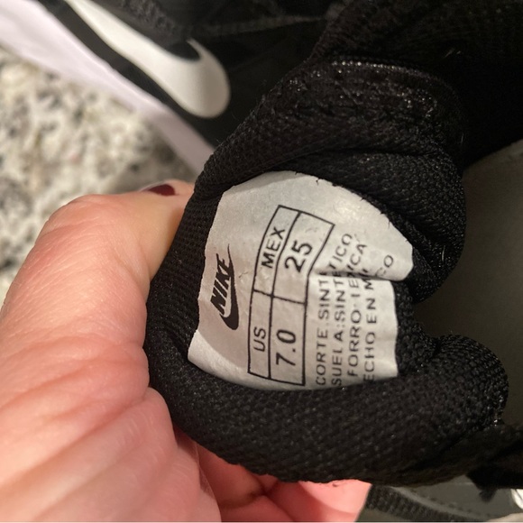 Nike Training Women’s Tennis Shoes - size 7 - Black and White - Picture 7 of 10